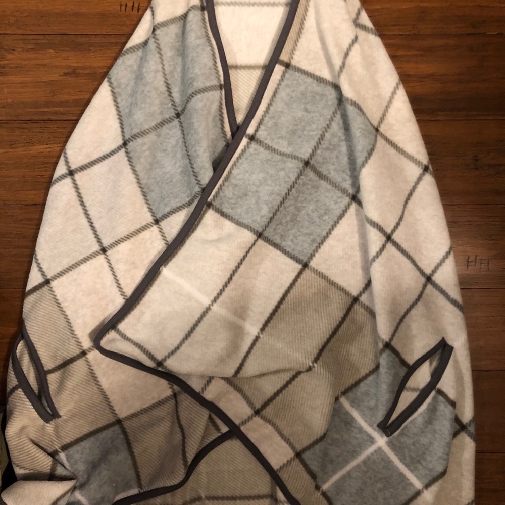 NWT Cuddle Duds Plaid Fleece Shawl